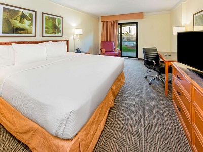 bedroom - hotel la quinta inn and suites cypress creek - fort lauderdale, united states of america