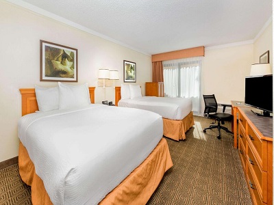 bedroom 1 - hotel la quinta inn and suites cypress creek - fort lauderdale, united states of america