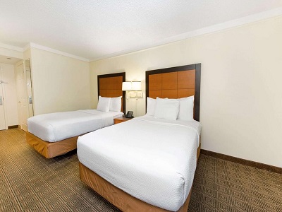 bedroom 3 - hotel la quinta inn and suites cypress creek - fort lauderdale, united states of america