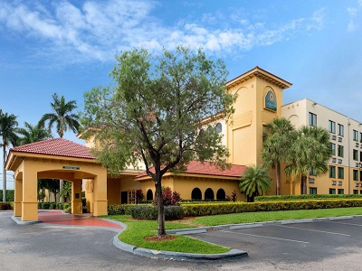 exterior view - hotel la quinta inn and suites cypress creek - fort lauderdale, united states of america