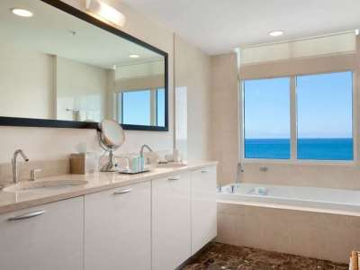 bathroom 1 - hotel hilton fort lauderdale beach resort - fort lauderdale, united states of america