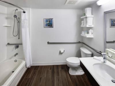 bathroom - hotel hampton inn downtown las olas area - fort lauderdale, united states of america