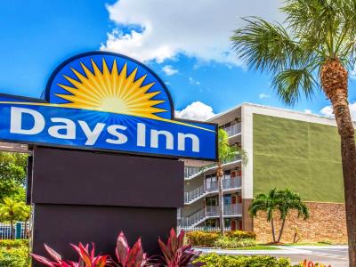 Days Inn By Wyndham Airport Cruise Port