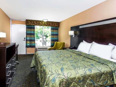 bedroom - hotel days inn by wyndham airport cruise port - fort lauderdale, united states of america