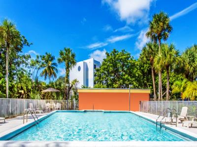 outdoor pool - hotel days inn by wyndham airport cruise port - fort lauderdale, united states of america