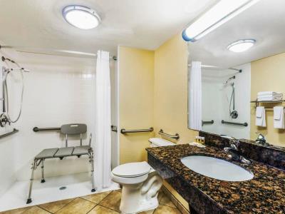 bathroom 1 - hotel days inn wyndham oakland park airport n - fort lauderdale, united states of america