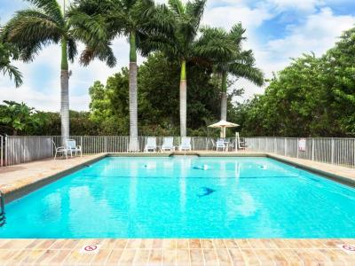 outdoor pool - hotel days inn wyndham oakland park airport n - fort lauderdale, united states of america