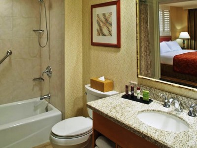 bathroom - hotel embassy suites waikiki beach walk - honolulu, united states of america