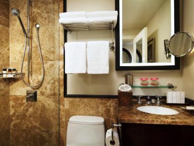 bathroom - hotel royal hawaiian - honolulu, united states of america