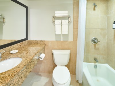 bathroom - hotel aqua palms waikiki - honolulu, united states of america