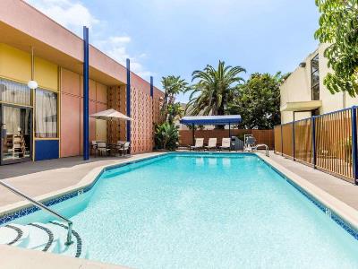 outdoor pool - hotel days inn lax/venicebch/marina delray - los angeles, united states of america