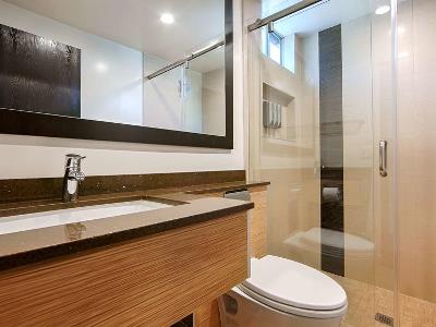 bathroom - hotel best western plus glendale - los angeles, united states of america