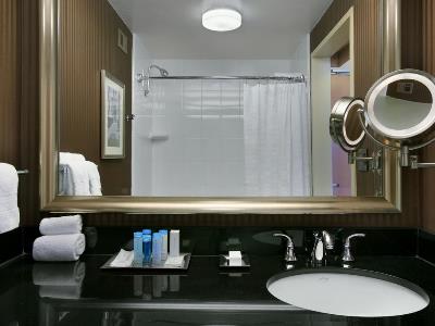 bathroom - hotel hilton financial district - san francisco, united states of america