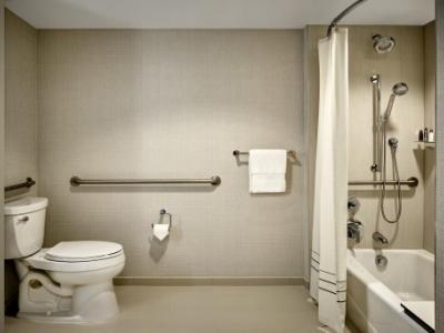 bathroom 1 - hotel marriott union square - san francisco, united states of america