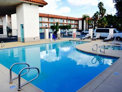 outdoor pool 1 - hotel days inn wyndham anaheim near the park - anaheim, united states of america
