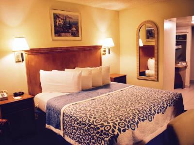 bedroom 3 - hotel days inn wyndham anaheim near the park - anaheim, united states of america