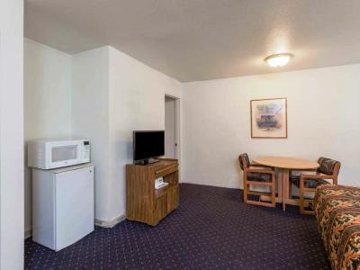 bedroom 1 - hotel days inn by wyndham anaheim west - anaheim, united states of america