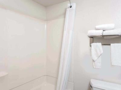 bathroom - hotel days inn by wyndham anaheim west - anaheim, united states of america