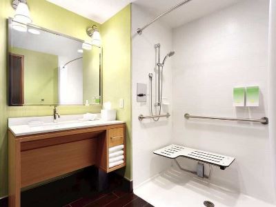 bathroom - hotel home2 suites downtown/university - albuquerque, united states of america