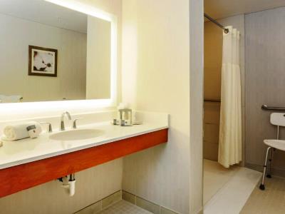 bathroom 1 - hotel doubletree atlanta airport - atlanta, georgia, united states of america