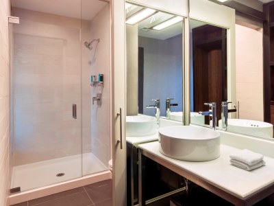 bathroom - hotel aloft boston seaport district - boston, united states of america