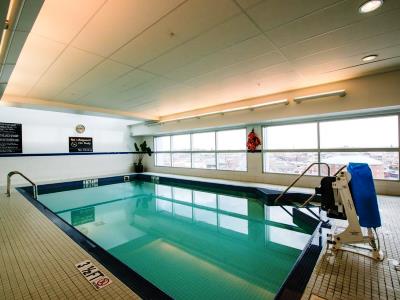 indoor pool - hotel hampton inn and suites crosstown center - boston, united states of america