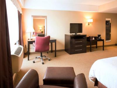 bedroom 4 - hotel hampton inn and suites crosstown center - boston, united states of america
