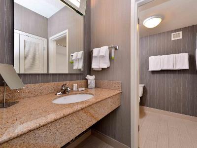 bathroom - hotel courtyard dallas northwest - dallas, texas, united states of america
