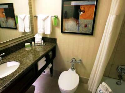 bathroom - hotel doubletree by hilton dallas market ctr - dallas, texas, united states of america
