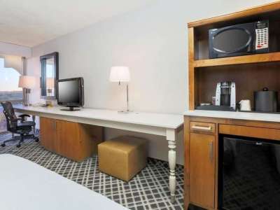 standard bedroom 2 - hotel hilton garden inn dallas market center - dallas, texas, united states of america