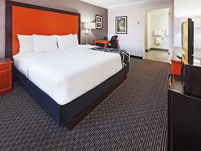 bedroom - hotel la quinta inn by wyndham dallas uptown - dallas, texas, united states of america