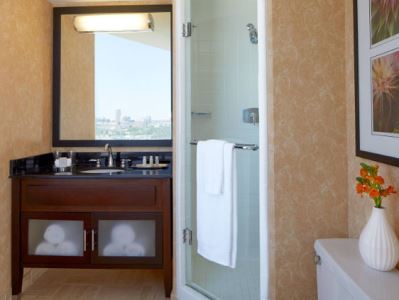 bathroom - hotel renaissance dallas - dallas, texas, united states of america
