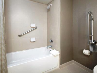 bathroom - hotel doubletree dallas near the galleria - dallas, texas, united states of america