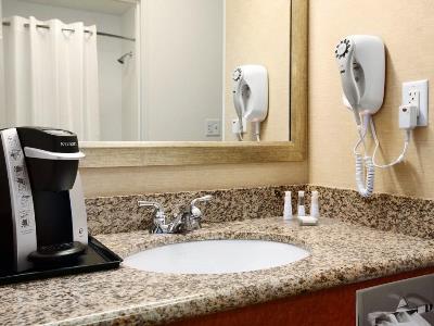 bathroom - hotel baymont denver international airport - denver, colorado, united states of america