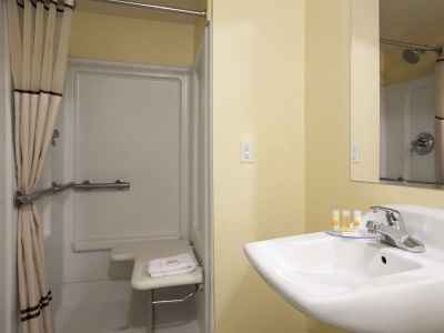 bathroom - hotel days inn by wyndham denver downtown - denver, colorado, united states of america