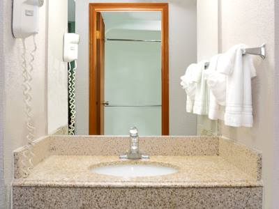 bathroom - hotel super 8 by wyndham denver stapleton - denver, colorado, united states of america