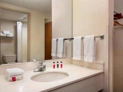 bathroom - hotel days inn and suites denver intl airport - denver, colorado, united states of america