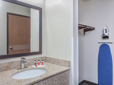 bathroom - hotel days inn n ste by wyndham east flagstaff - flagstaff, united states of america