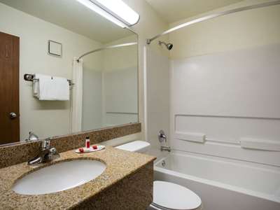 bathroom 1 - hotel super 8 by wyndham flagstaff - flagstaff, united states of america