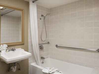 bathroom - hotel super 8 nau/downtown conference center - flagstaff, united states of america