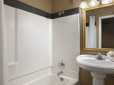 bathroom 1 - hotel super 8 nau/downtown conference center - flagstaff, united states of america