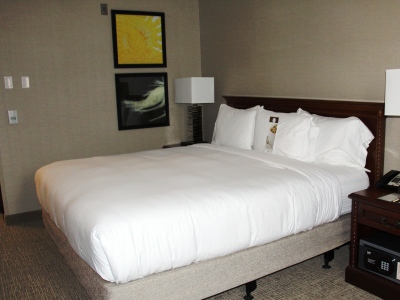 bedroom - hotel doubletree by hilton convention center - fresno, united states of america