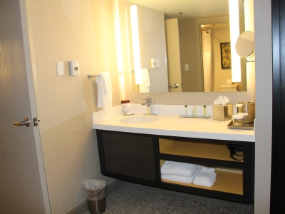 bathroom - hotel doubletree by hilton convention center - fresno, united states of america