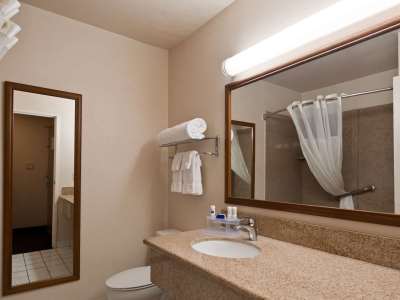 bathroom - hotel best western village inn - fresno, united states of america