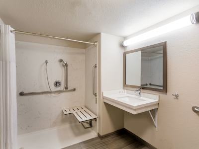 bathroom - hotel days inn by wyndham yosemite area - fresno, united states of america
