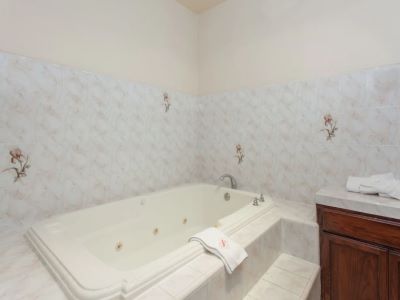 bathroom - hotel ramada by wyndham fresno northwest - fresno, united states of america