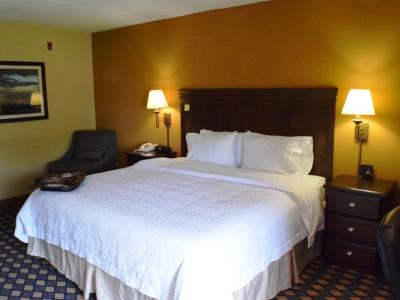 bedroom - hotel hampton inn houston i-10w energy cor - houston, united states of america