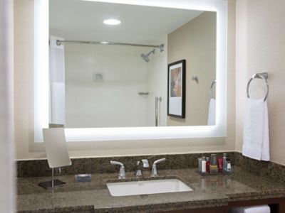 bathroom - hotel marriott medical center/ museum district - houston, united states of america