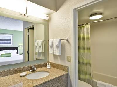 bathroom - hotel springhill suites houston hobby airport - houston, united states of america
