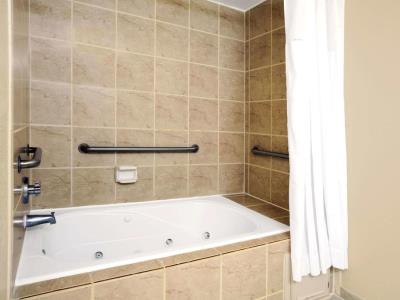 bathroom - hotel days inn n suites houston north / aldine - houston, united states of america